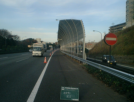 東名高速道路　土橋地区遮音壁工事